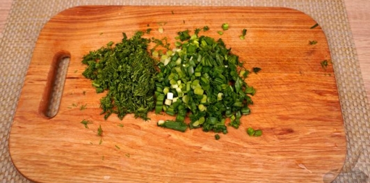 Фото приготовления рецепта: Дроб из печени со сладким перцем и варёными яйцами - шаг №3