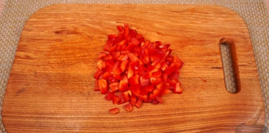 Фото приготовления рецепта: Дроб из печени со сладким перцем и варёными яйцами - шаг №4