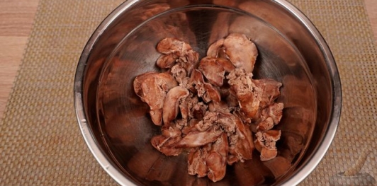 Фото приготовления рецепта: Дроб из печени со сладким перцем и варёными яйцами - шаг №10