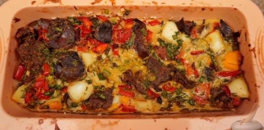 Фото приготовления рецепта: Дроб из печени со сладким перцем и варёными яйцами - шаг №16