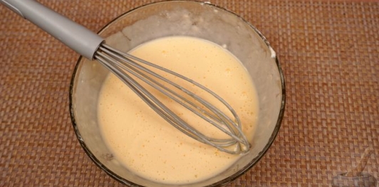 Фото приготовления рецепта: Дроб из печени со сладким перцем и варёными яйцами - шаг №9