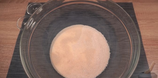 Фото приготовления рецепта: Дрожжевые пирожки с капустой и грибами - шаг №2