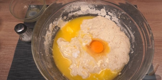 Фото приготовления рецепта: Дрожжевые пирожки с капустой и грибами - шаг №15