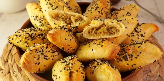 Фото приготовления рецепта: Дрожжевые пирожки с капустой и грибами - шаг №27