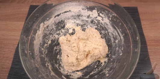 Фото приготовления рецепта: Дрожжевые пирожки с капустой и грибами - шаг №5