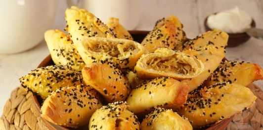 Фото приготовления рецепта: Дрожжевые пирожки с капустой и грибами - шаг №28