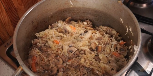 Фото приготовления рецепта: Дрожжевые пирожки с капустой и грибами - шаг №12