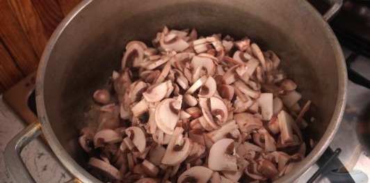 Фото приготовления рецепта: Дрожжевые пирожки с капустой и грибами - шаг №9