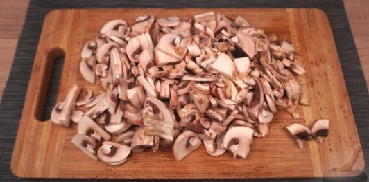 Фото приготовления рецепта: Дрожжевые пирожки с капустой и грибами - шаг №8