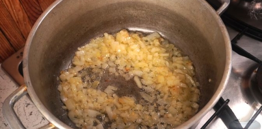 Фото приготовления рецепта: Дрожжевые пирожки с капустой и грибами - шаг №7