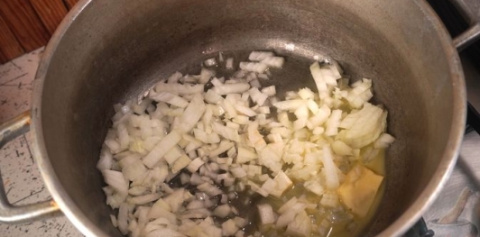 Фото приготовления рецепта: Дрожжевые пирожки с капустой и грибами - шаг №6