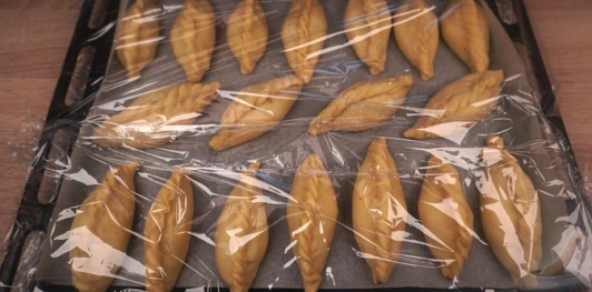 Фото приготовления рецепта: Дрожжевые пирожки с капустой и грибами - шаг №23