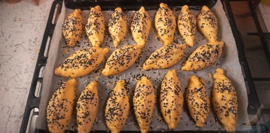 Фото приготовления рецепта: Дрожжевые пирожки с капустой и грибами - шаг №25