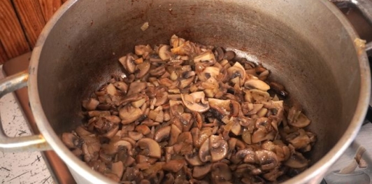 Фото приготовления рецепта: Дрожжевые пирожки с капустой и грибами - шаг №10