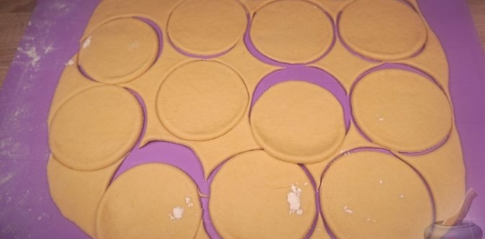 Фото приготовления рецепта: Дрожжевые пирожки с капустой и грибами - шаг №21