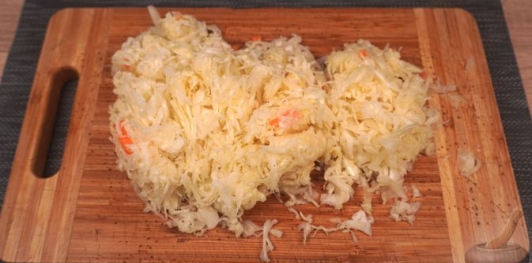 Фото приготовления рецепта: Дрожжевые пирожки с капустой и грибами - шаг №11