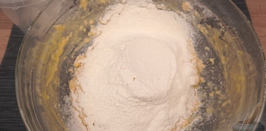 Фото приготовления рецепта: Дрожжевые пирожки с капустой и грибами - шаг №17