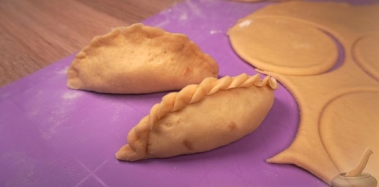 Фото приготовления рецепта: Дрожжевые пирожки с капустой и грибами - шаг №22