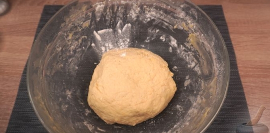 Фото приготовления рецепта: Дрожжевые пирожки с капустой и грибами - шаг №18