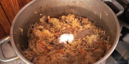 Фото приготовления рецепта: Дрожжевые пирожки с капустой и грибами - шаг №13