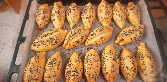 Фото приготовления рецепта: Дрожжевые пирожки с капустой и грибами - шаг №26