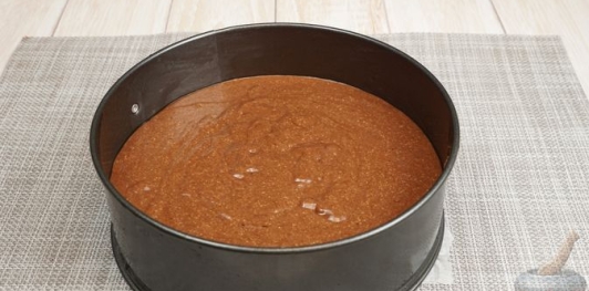 Фото приготовления рецепта: Двухцветный шоколадно-банановый манник с творожными шариками - шаг №9