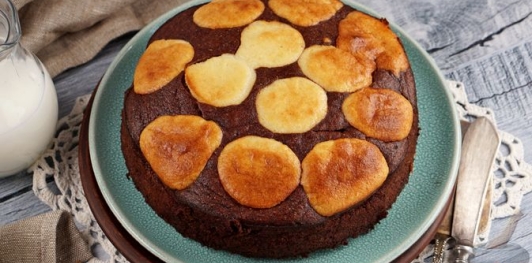 Фото приготовления рецепта: Двухцветный шоколадно-банановый манник с творожными шариками - шаг №12