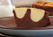 Двухцветный шоколадно-банановый манник с творожными шариками