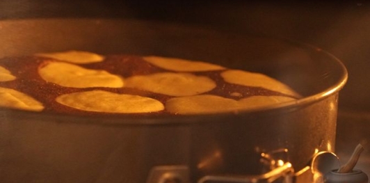 Фото приготовления рецепта: Двухцветный шоколадно-банановый манник с творожными шариками - шаг №11