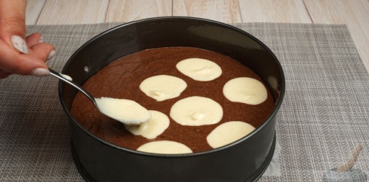 Фото приготовления рецепта: Двухцветный шоколадно-банановый манник с творожными шариками - шаг №10