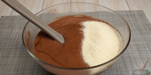 Фото приготовления рецепта: Двухцветный шоколадно-банановый манник с творожными шариками - шаг №5