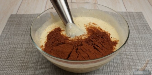 Фото приготовления рецепта: Двухцветный шоколадно-банановый манник с творожными шариками - шаг №4