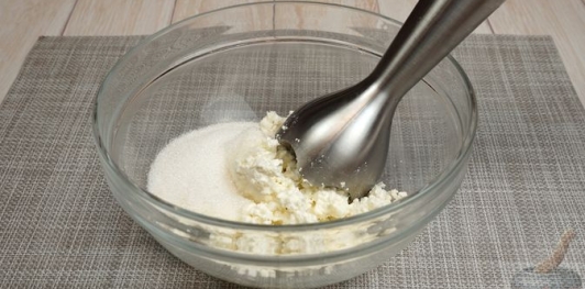 Фото приготовления рецепта: Двухцветный шоколадно-банановый манник с творожными шариками - шаг №6