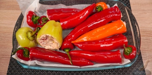 Фото приготовления рецепта: Фаршированный перец по-гречески, с фетой, помидорами и оливками - шаг №9