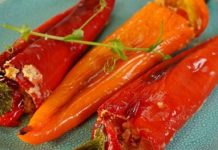 Фаршированный перец по-гречески, с фетой, помидорами и оливками