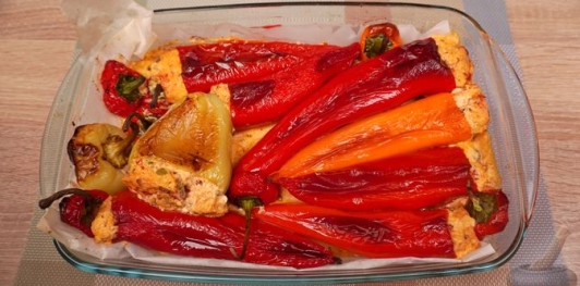 Фото приготовления рецепта: Фаршированный перец по-гречески, с фетой, помидорами и оливками - шаг №10