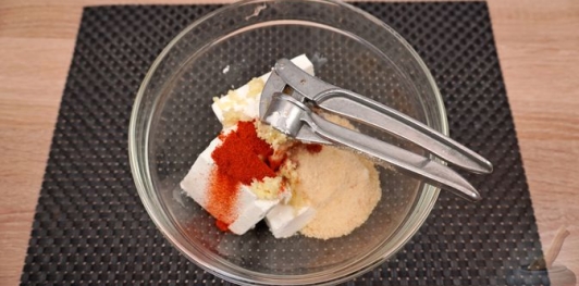 Фото приготовления рецепта: Фаршированный перец по-гречески, с фетой, помидорами и оливками - шаг №3