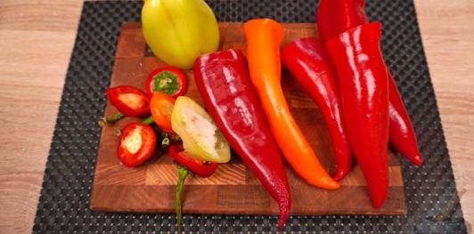 Фото приготовления рецепта: Фаршированный перец по-гречески, с фетой, помидорами и оливками - шаг №7