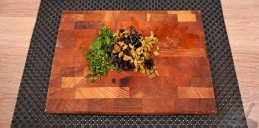 Фото приготовления рецепта: Фаршированный перец по-гречески, с фетой, помидорами и оливками - шаг №4