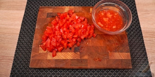 Фото приготовления рецепта: Фаршированный перец по-гречески, с фетой, помидорами и оливками - шаг №5