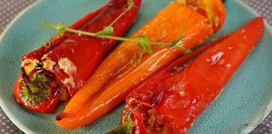 Фото приготовления рецепта: Фаршированный перец по-гречески, с фетой, помидорами и оливками - шаг №12