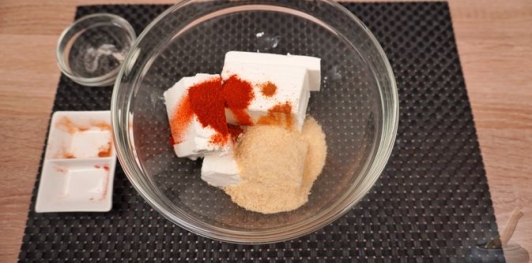 Фото приготовления рецепта: Фаршированный перец по-гречески, с фетой, помидорами и оливками - шаг №2