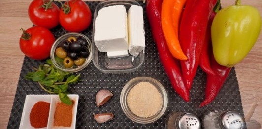 Фото приготовления рецепта: Фаршированный перец по-гречески, с фетой, помидорами и оливками - шаг №1