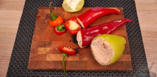 Фото приготовления рецепта: Фаршированный перец по-гречески, с фетой, помидорами и оливками - шаг №8