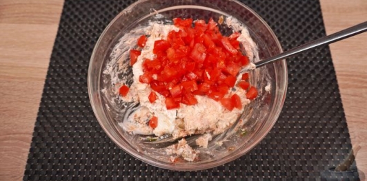 Фото приготовления рецепта: Фаршированный перец по-гречески, с фетой, помидорами и оливками - шаг №6