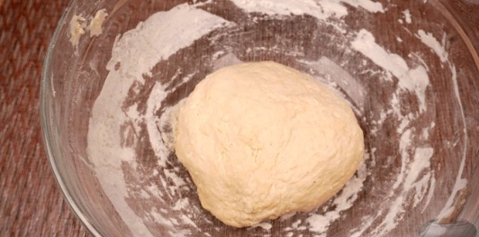 Фото приготовления рецепта: Гёзлеме с черемшой, сулугуни и яйцом - шаг №4