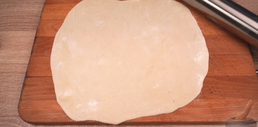 Фото приготовления рецепта: Гёзлеме с черемшой, сулугуни и яйцом - шаг №13