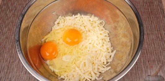 Фото приготовления рецепта: Гёзлеме с черемшой, сулугуни и яйцом - шаг №7