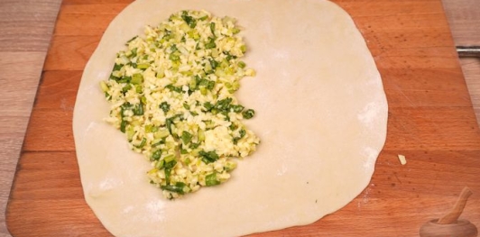 Фото приготовления рецепта: Гёзлеме с черемшой, сулугуни и яйцом - шаг №14