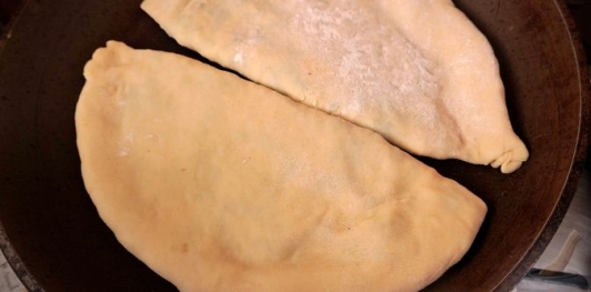 Фото приготовления рецепта: Гёзлеме с черемшой, сулугуни и яйцом - шаг №16